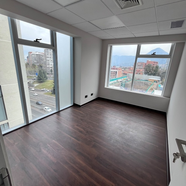LAS CONDES / VENTA OFICINA 79MTS2. 5PVTS 2B - Imagen 5
